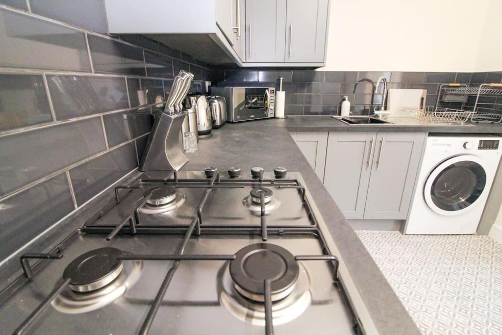Holiday home Modern 3 Bed, Contractors Welcome, Bradford *