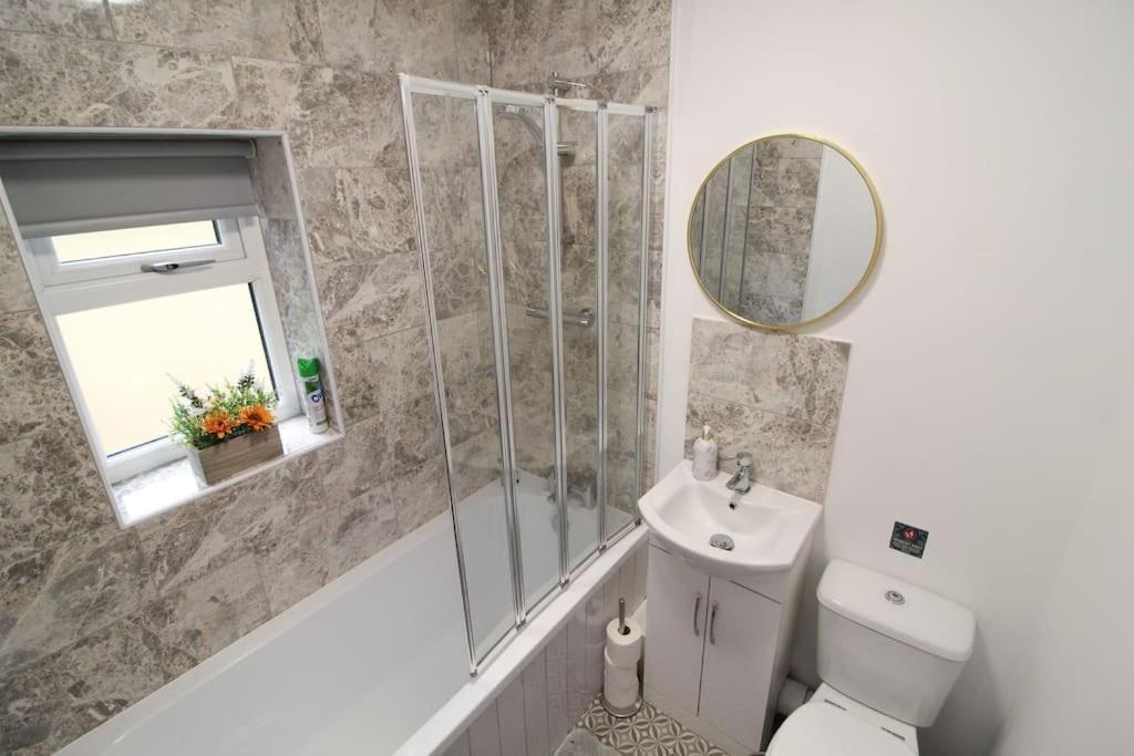 Modern 3 Bed, Contractors Welcome, Bradford *