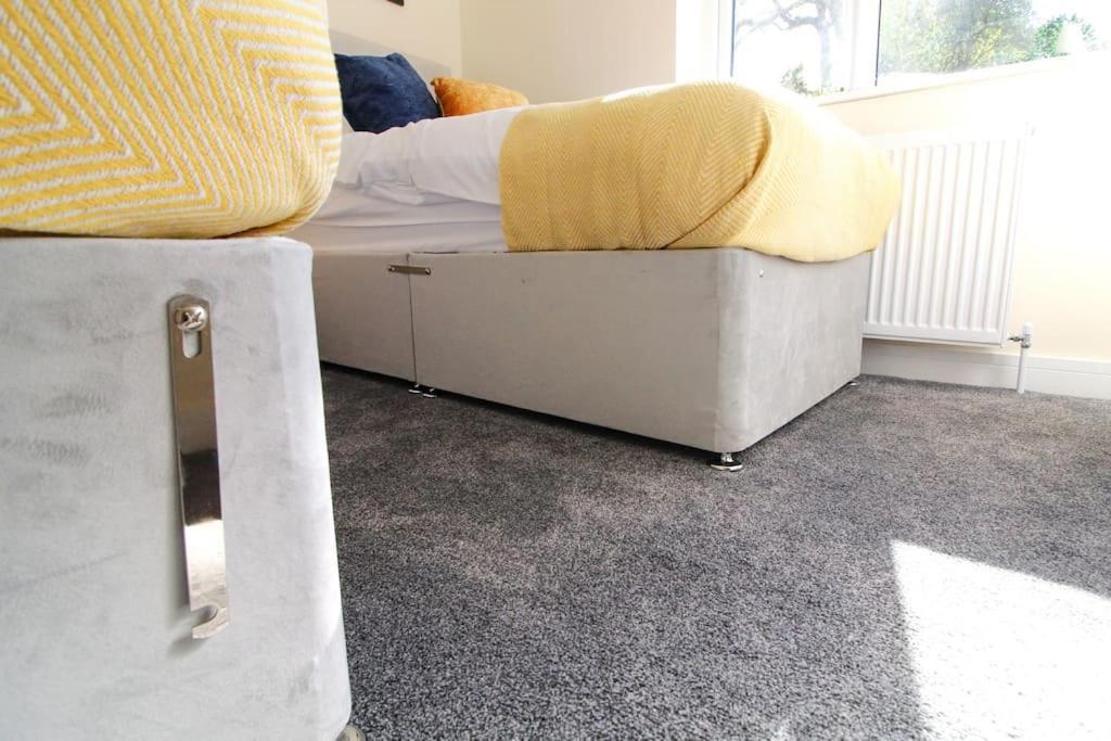 Modern 3 Bed, Contractors Welcome, Bradford Holiday home
