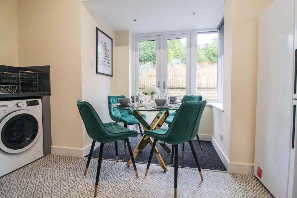 Holiday home Modern 3 Bed, Contractors Welcome, Bradford *