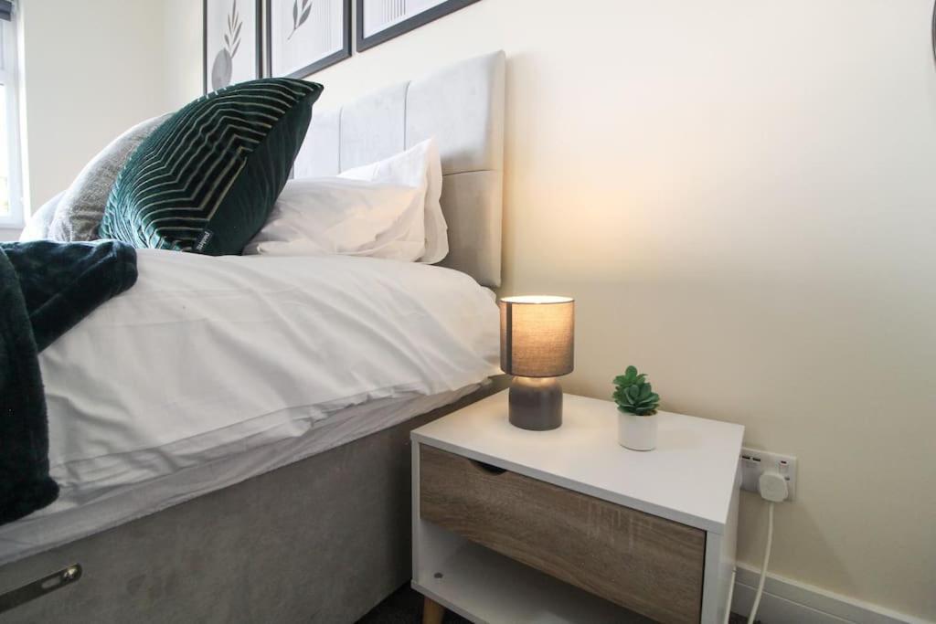 Modern 3 Bed, Contractors Welcome, Bradford Holiday home