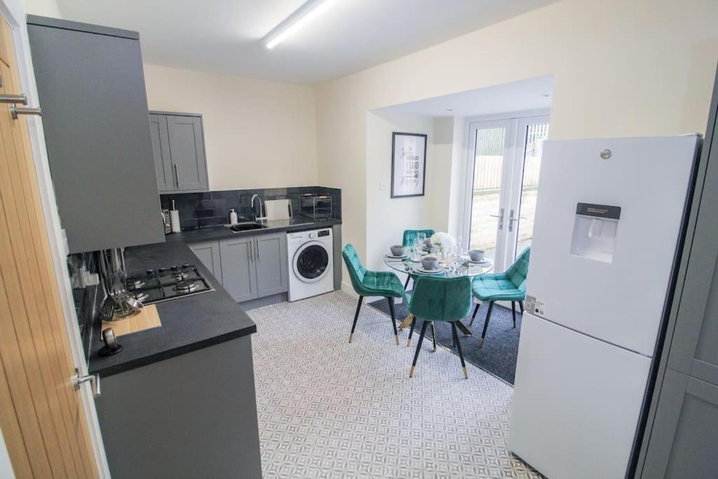 Modern 3 Bed, Contractors Welcome, Bradford Holiday home