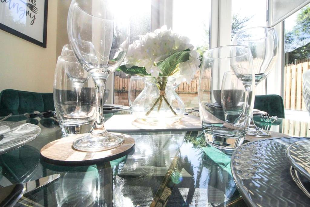 Holiday home Modern 3 Bed, Contractors Welcome, Bradford *