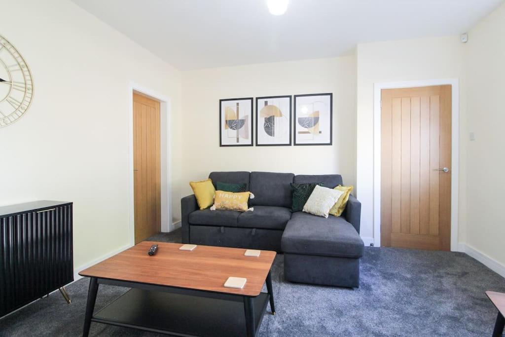 Modern 3 Bed, Contractors Welcome, Bradford Holiday home *