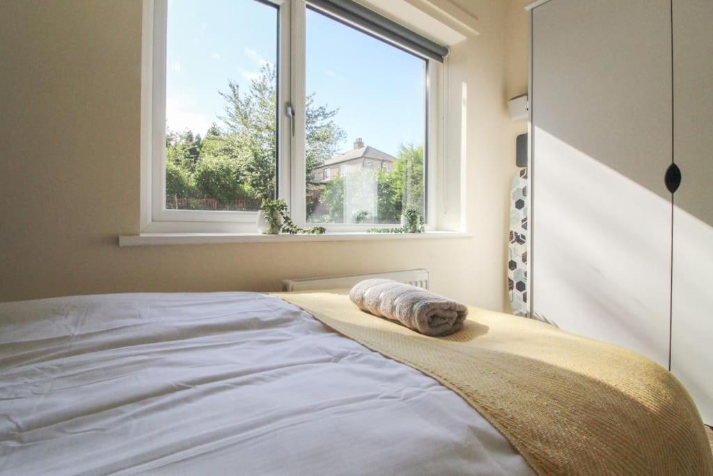 Modern 3 Bed, Contractors Welcome, Bradford Holiday home *