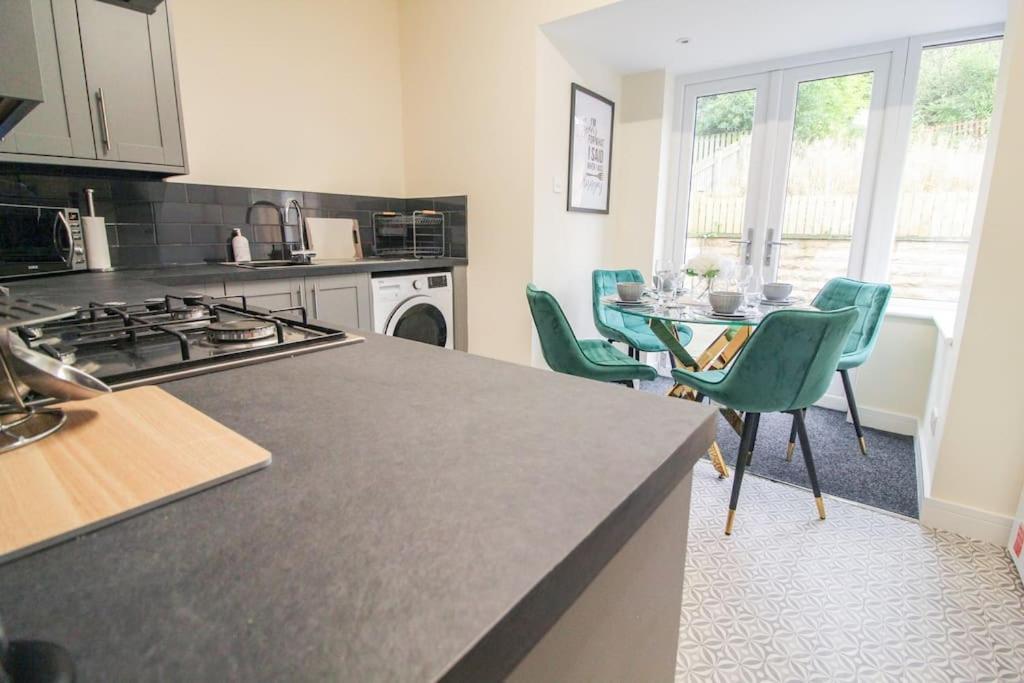 Modern 3 Bed, Contractors Welcome, Bradford