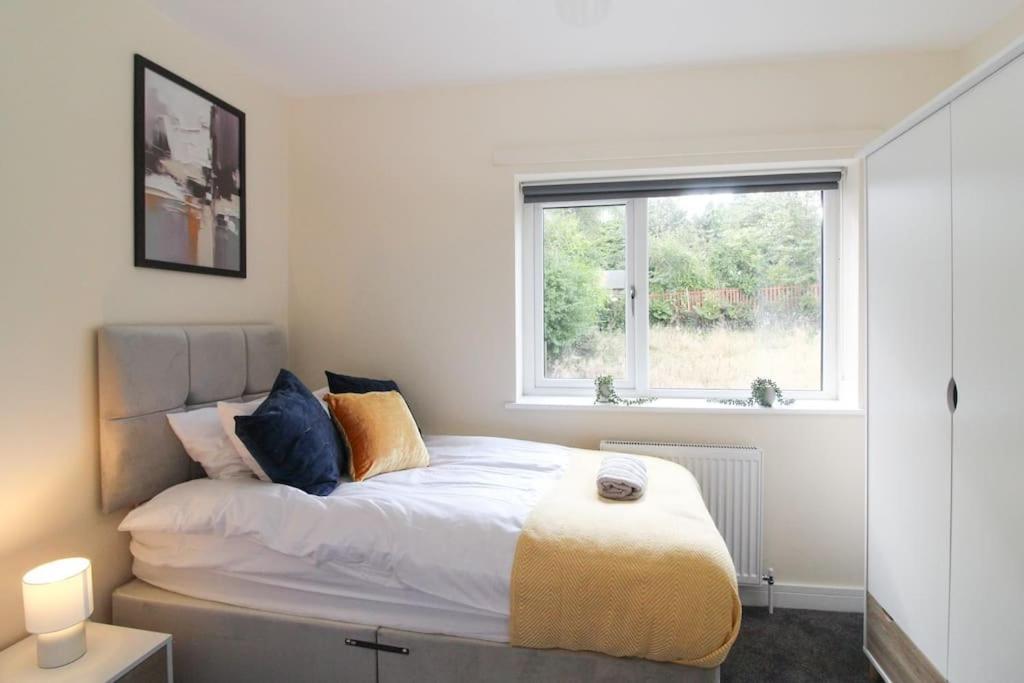 Modern 3 Bed, Contractors Welcome, Bradford Holiday home