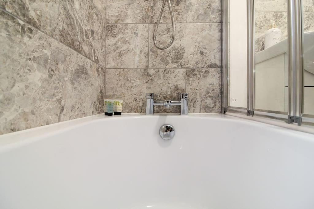Holiday home Modern 3 Bed, Contractors Welcome, Bradford
