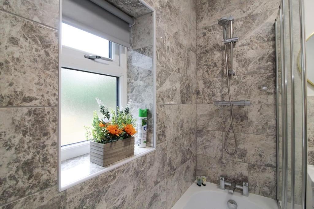 Modern 3 Bed, Contractors Welcome, Bradford *